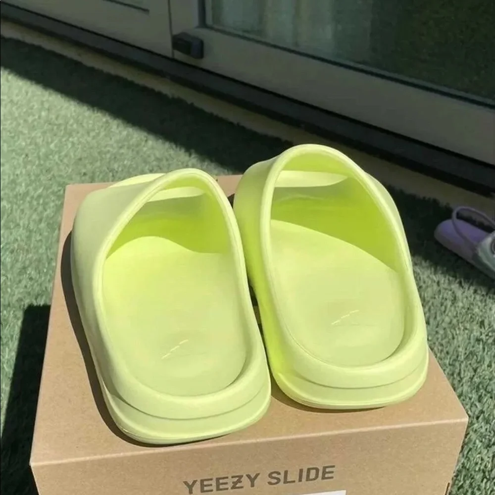 Adidas Yeezy slides - Picture 4 of 6